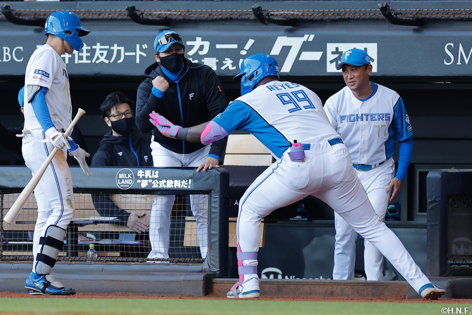 5回裏、レフトへ本塁打を放つレイエス選手05