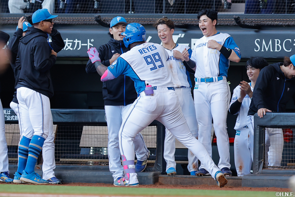 5回裏、レフトへ本塁打を放つレイエス選手06