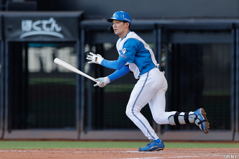 5回裏、レフトへヒットを放つ石井選手