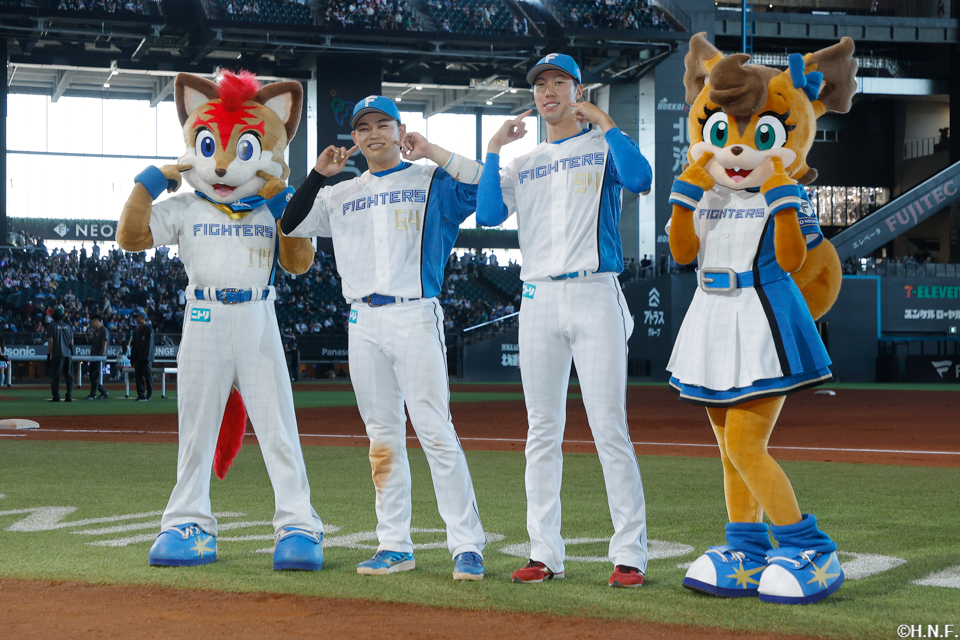 ヒーローの田宮選手と福島投手01