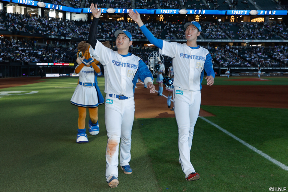 ヒーローの田宮選手と福島投手02