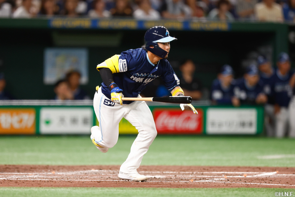 5回表、ライトへヒットを放つ水野選手