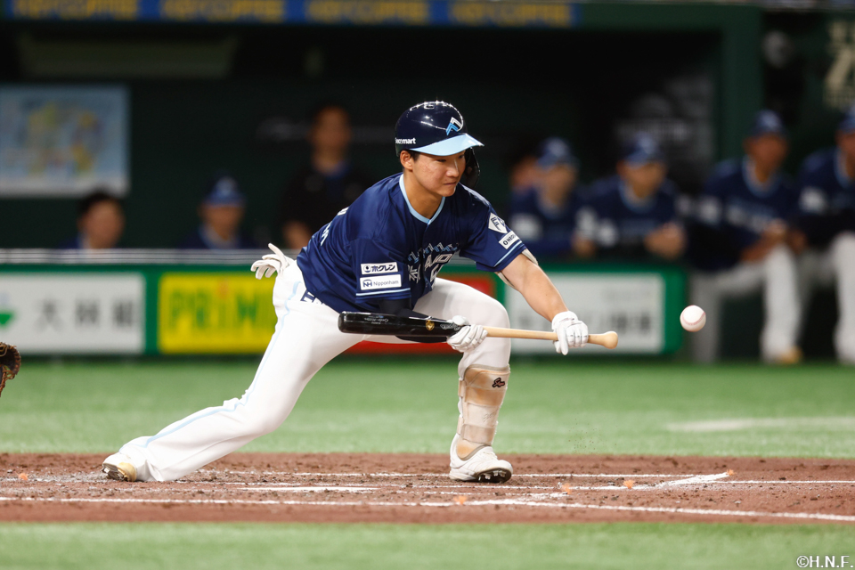 5回表、犠打をきめる山縣選手