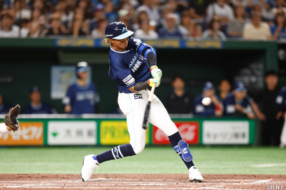5回表、先制の2ランを放つ水谷選手01