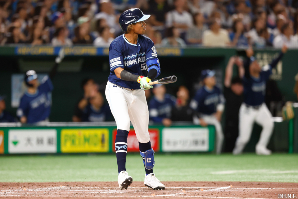 5回表、先制の2ランを放つ水谷選手02