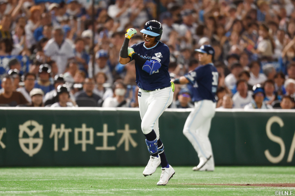 5回表、先制の2ランを放つ水谷選手03