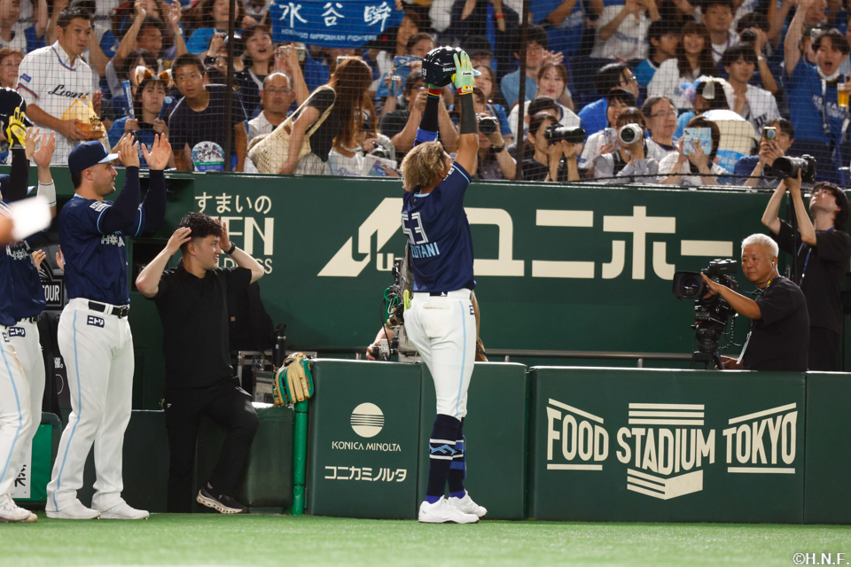 5回表、先制の2ランを放つ水谷選手04
