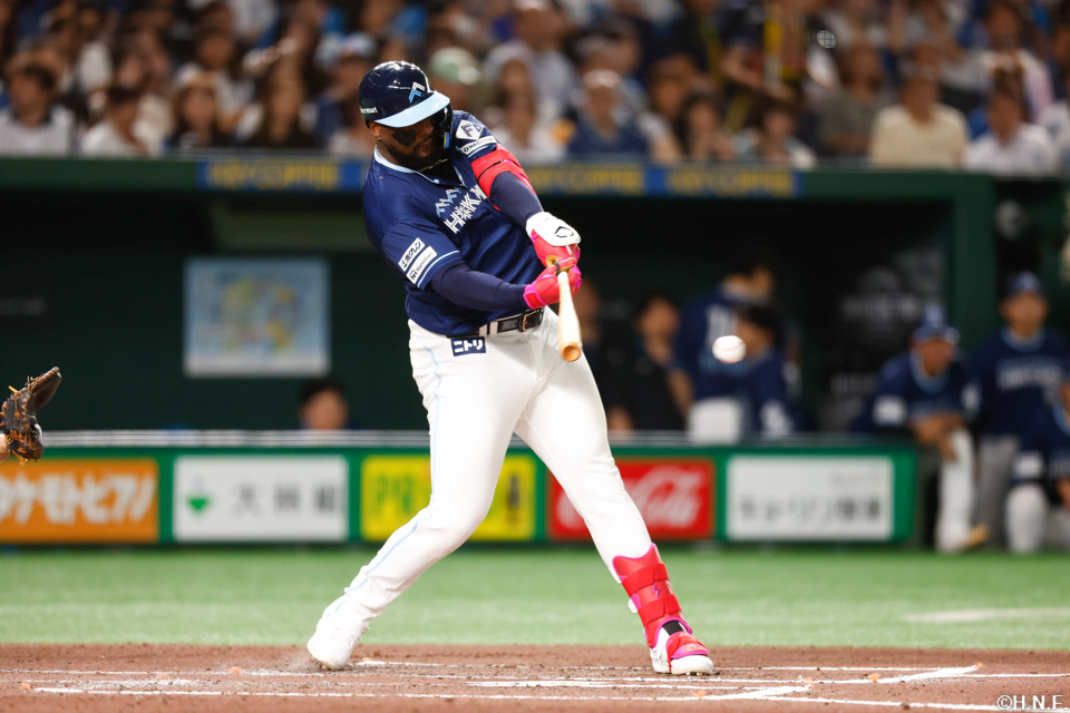 6回表、センターへヒットを放つレイエス選手