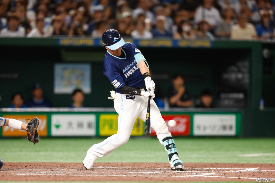 9回表、センターへヒットを放つ伏見選手