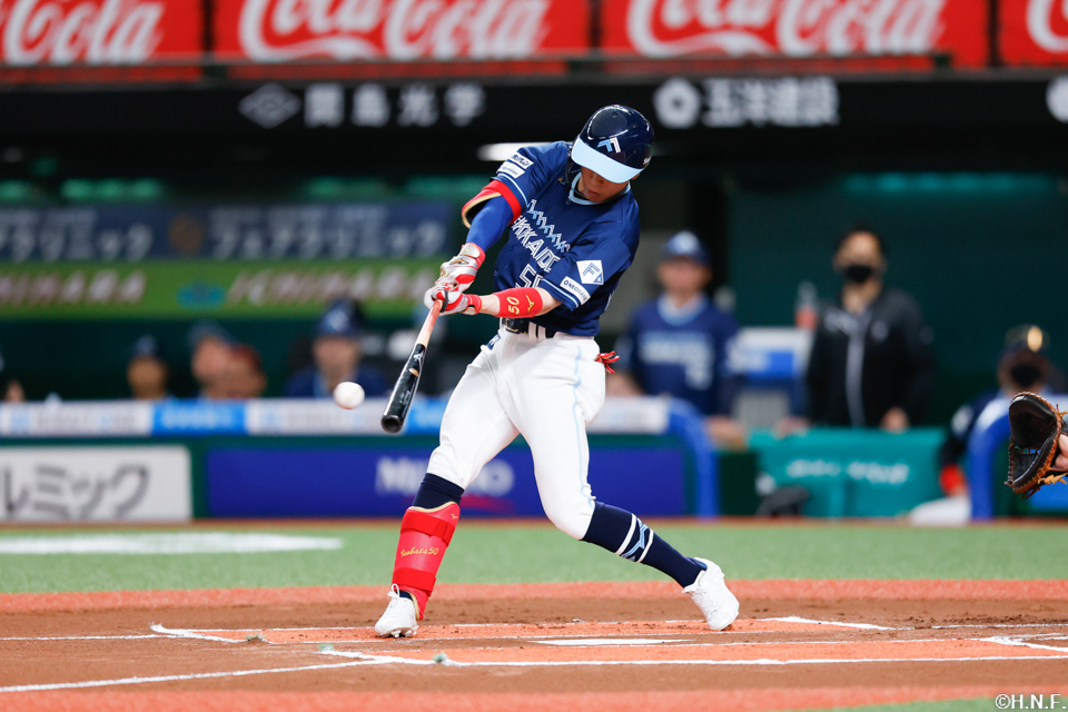 1回表、ライトへヒットを放つ五十幡選手