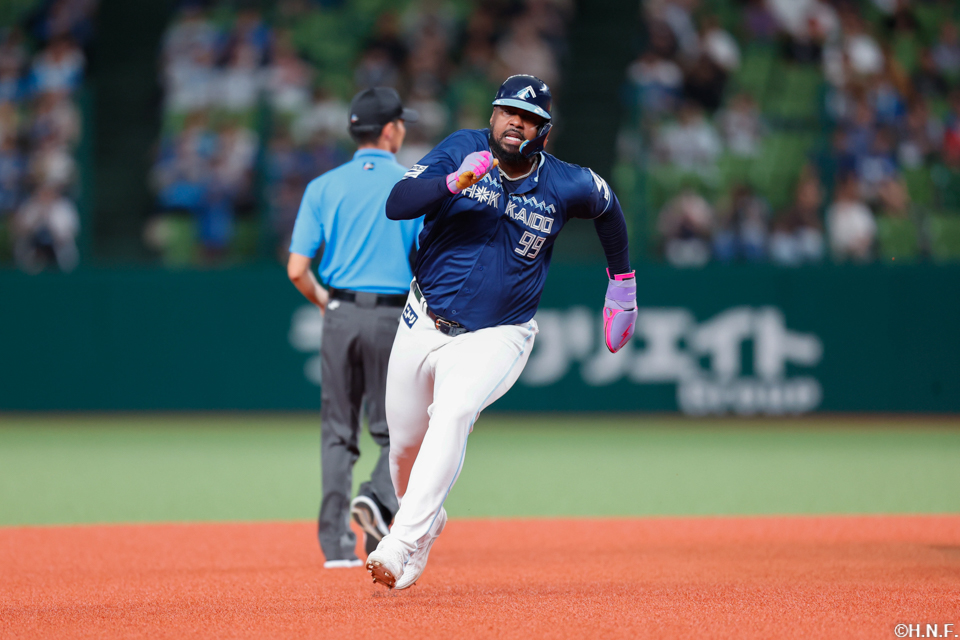 1回表、好走塁をみせるレイエス選手