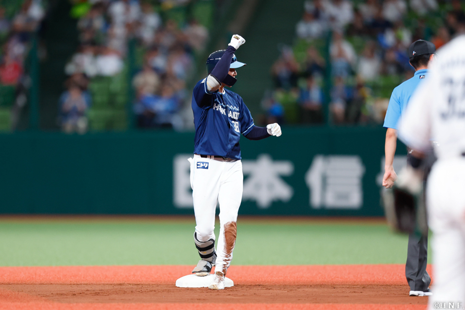 1回表、ライトへ適時二塁打を放った石井選手