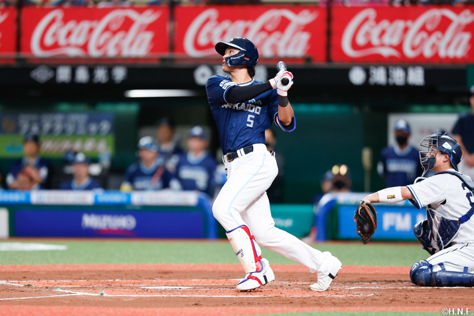 1回表、センターへ2点適時打を放つ野村選手