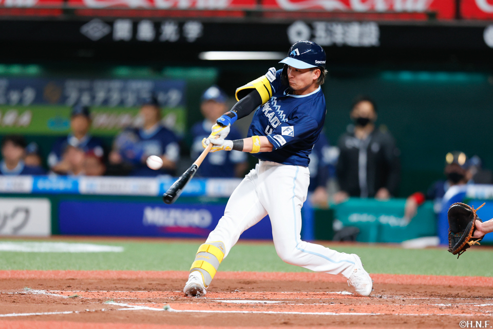 1回表、ライトへヒットを放つ水野選手