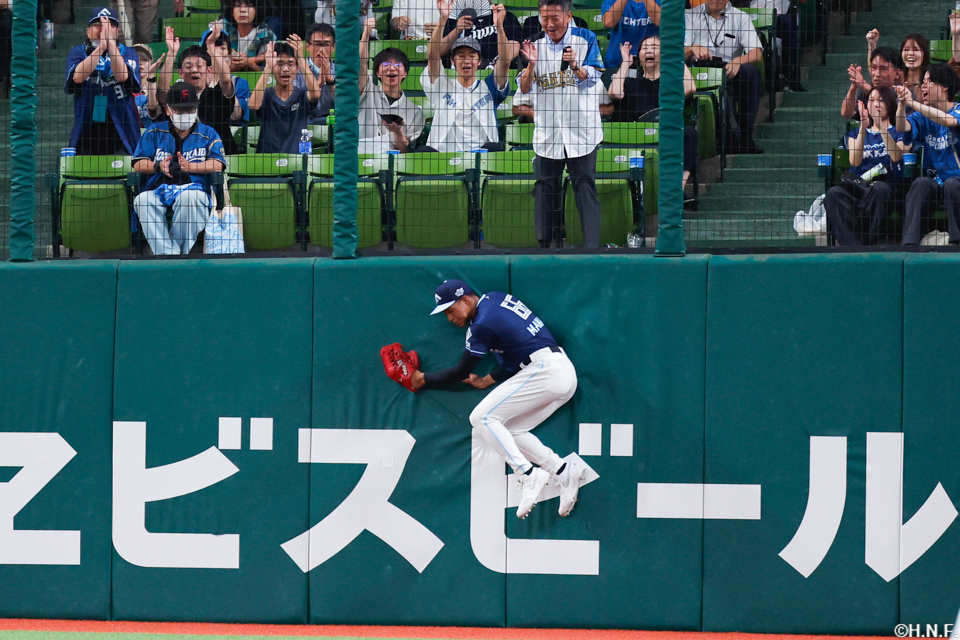 1回裏、好守をみせる万波選手