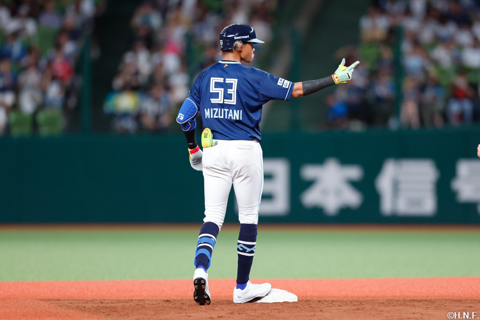 2回表、センターへ二塁打を放った水谷選手