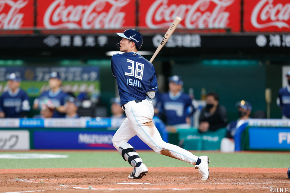 3回表、ライトへ適時三塁打を放つ石井選手