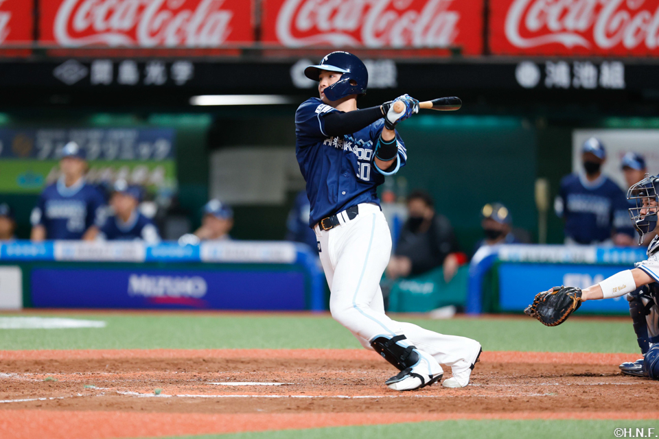 4回表、レフトへヒットを放つ郡司選手