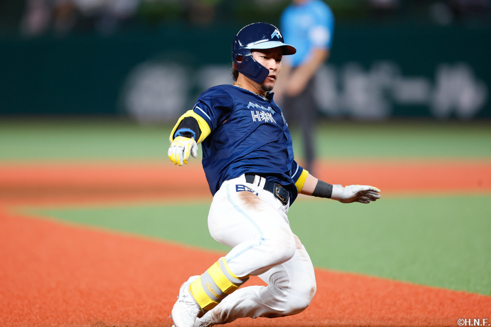 5回表、センターへ三塁打を放った水野選手