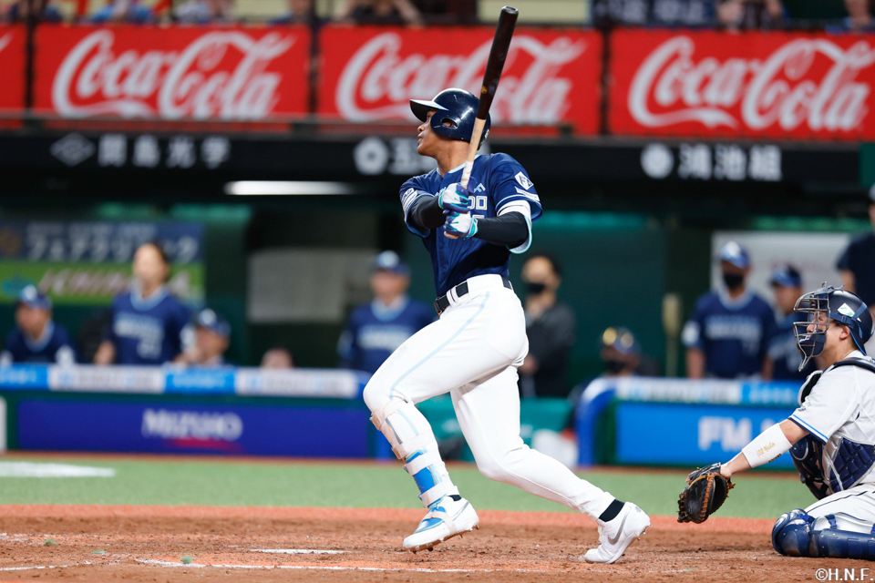 5回表、ライトへ適時打を放つ万波選手