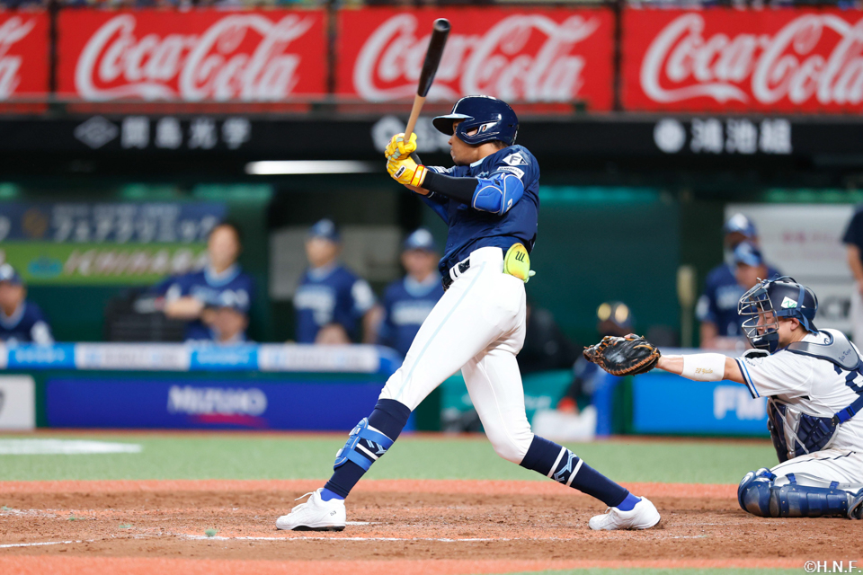 5回表、ライトへ適時二塁打を放つ水谷選手