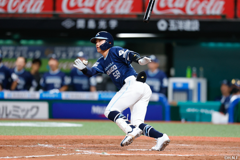 8回表、レフトへヒットを放つ奈良間選手