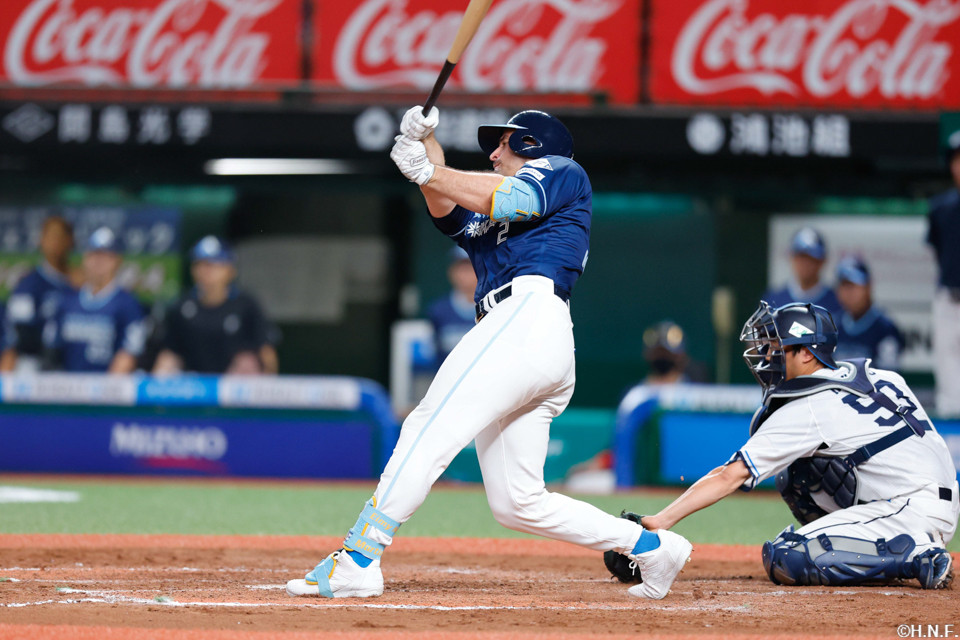 8回表、代打で2ランを放つマルティネス選手01