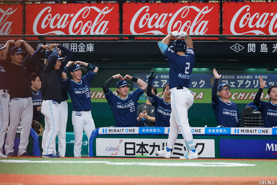 8回表、代打で2ランを放つマルティネス選手02