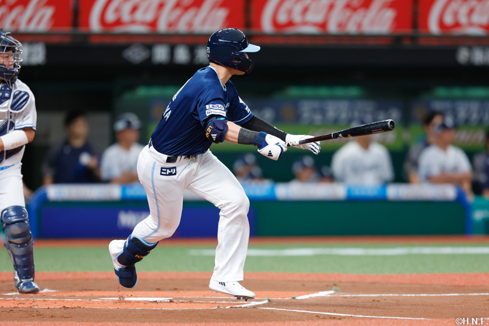 1回表、レフトへヒットを放つ清宮選手