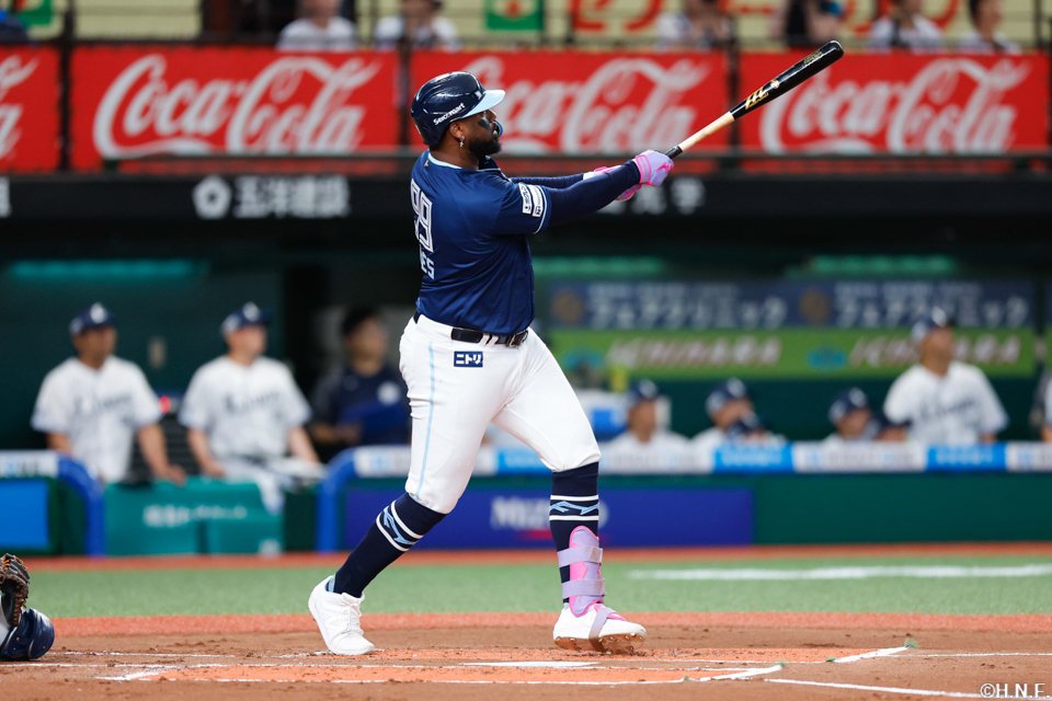 1回表、先制の3ランを放つレイエス選手01