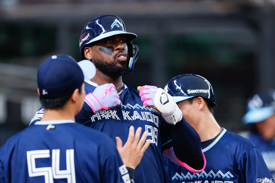 1回表、先制の3ランを放つレイエス選手02