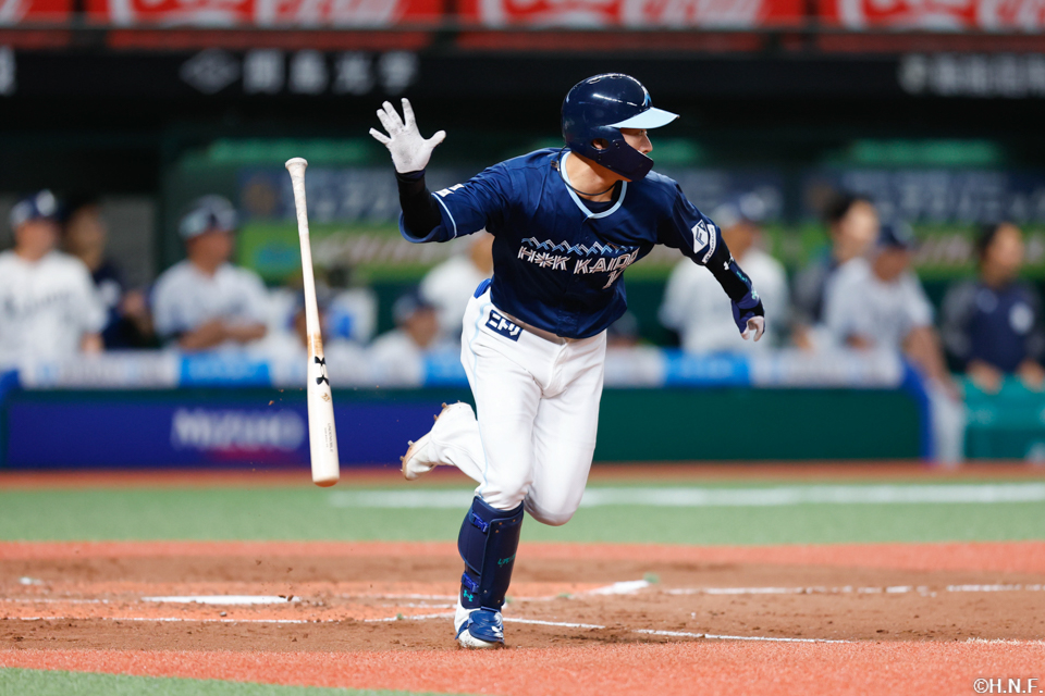 3回表、センターへヒットを放つ矢澤選手