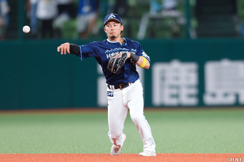 3回裏、一塁へ送球する水野選手