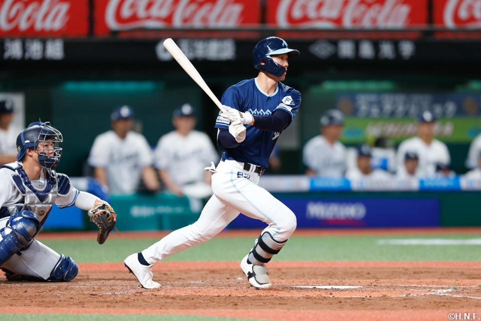 4回表、ライトへヒットを放つ石井選手