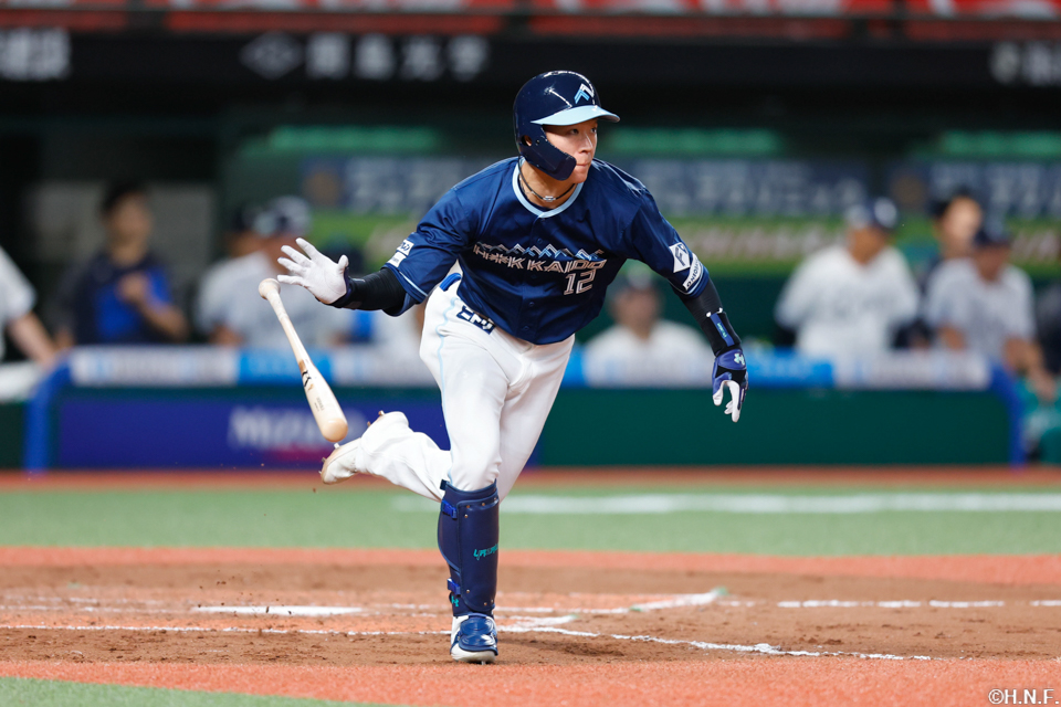 8回表、ライトへヒットを放つ矢澤選手01