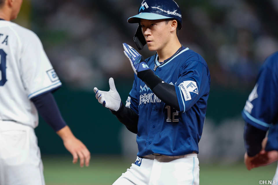 8回表、ライトへヒットを放つ矢澤選手02