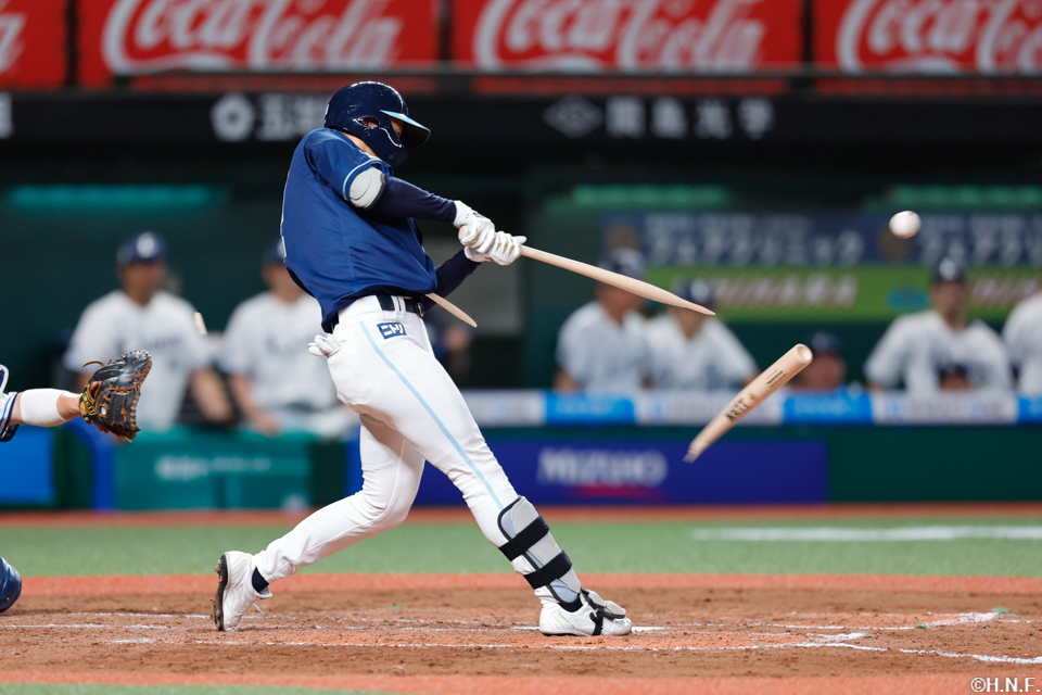 9回表、センターへヒットを放つ石井選手