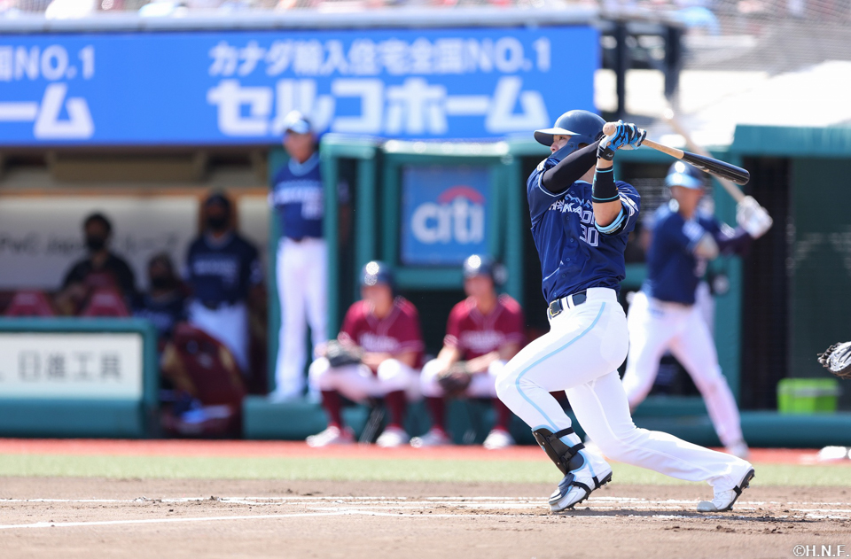 1回表、センターへ先制適時打を放つ郡司選手