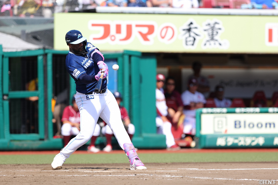 3回表、ライトへ本塁打を放つレイエス選手01