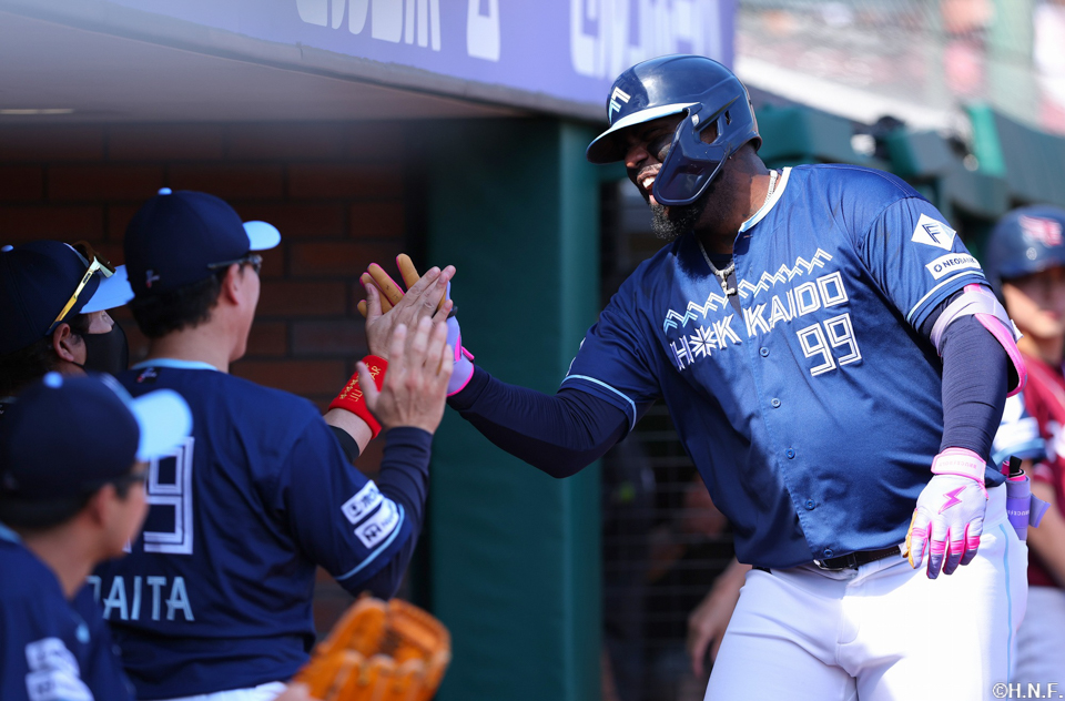 3回表、ライトへ本塁打を放つレイエス選手02