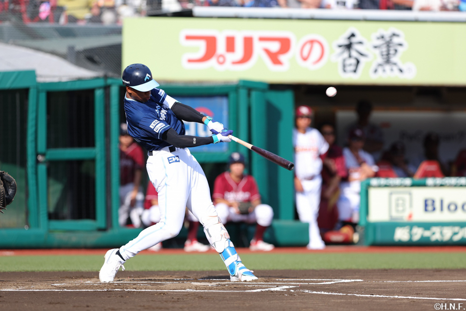 6回表、レフトへ本塁打を放つ万波選手01