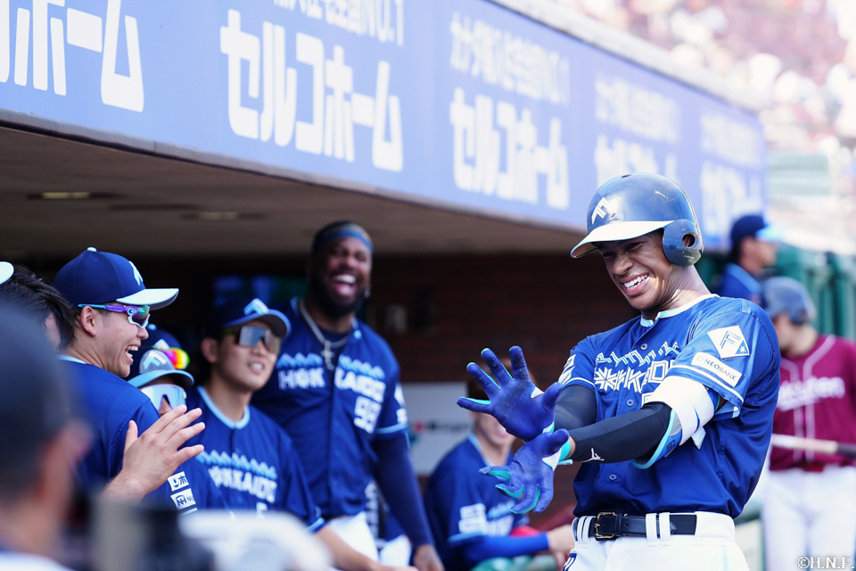 6回表、レフトへ本塁打を放つ万波選手02