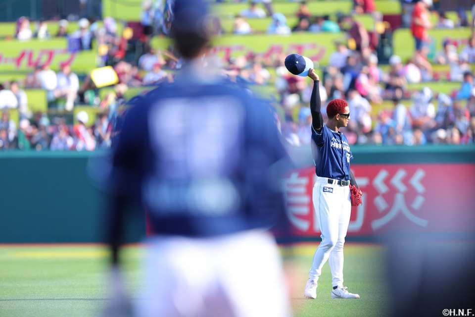 6回裏、声援に応える万波選手