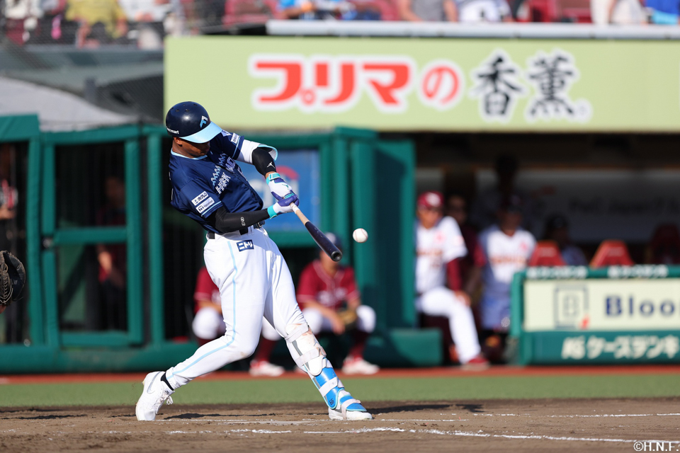 7回表、レフトへ本塁打を放つ万波選手