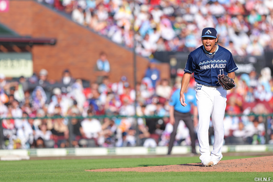 7回裏を抑えた伊藤投手01