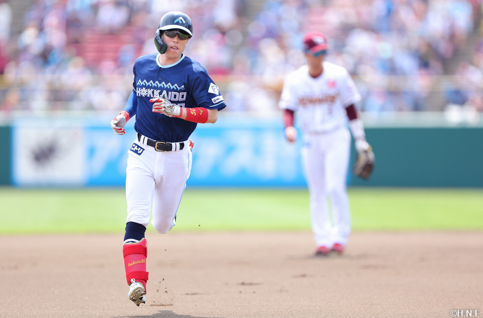 1回表、先頭打者本塁打を放つ五十幡選手02