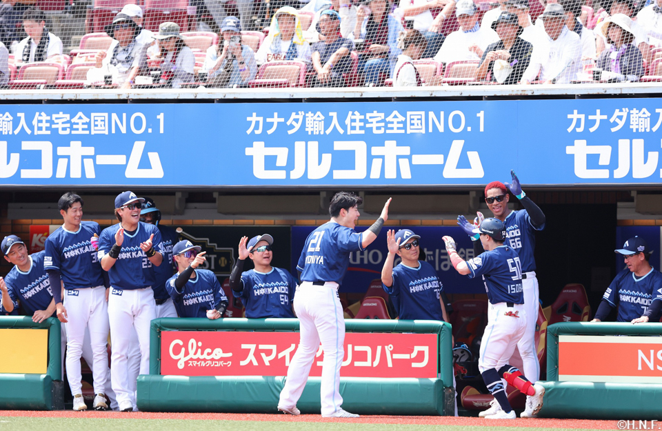 1回表、先頭打者本塁打を放つ五十幡選手03