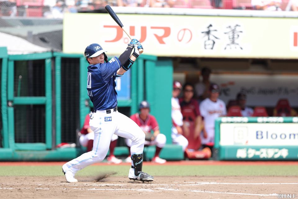 4回表、ライトへヒットを放つ郡司選手