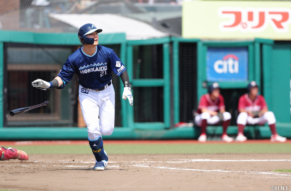 4回表、勝ち越しの本塁打を放つ清宮選手02