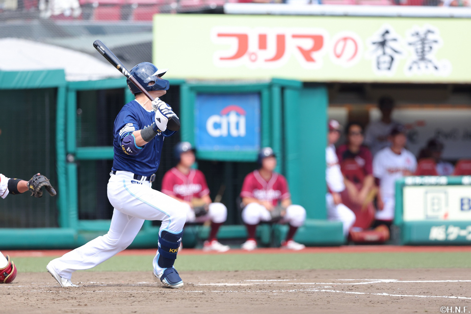 4回表、レフトへヒットを放つ清宮選手